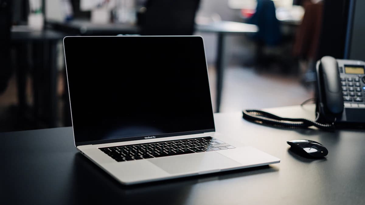 Γραφείο με laptop και τηλεφωνική συσκευή